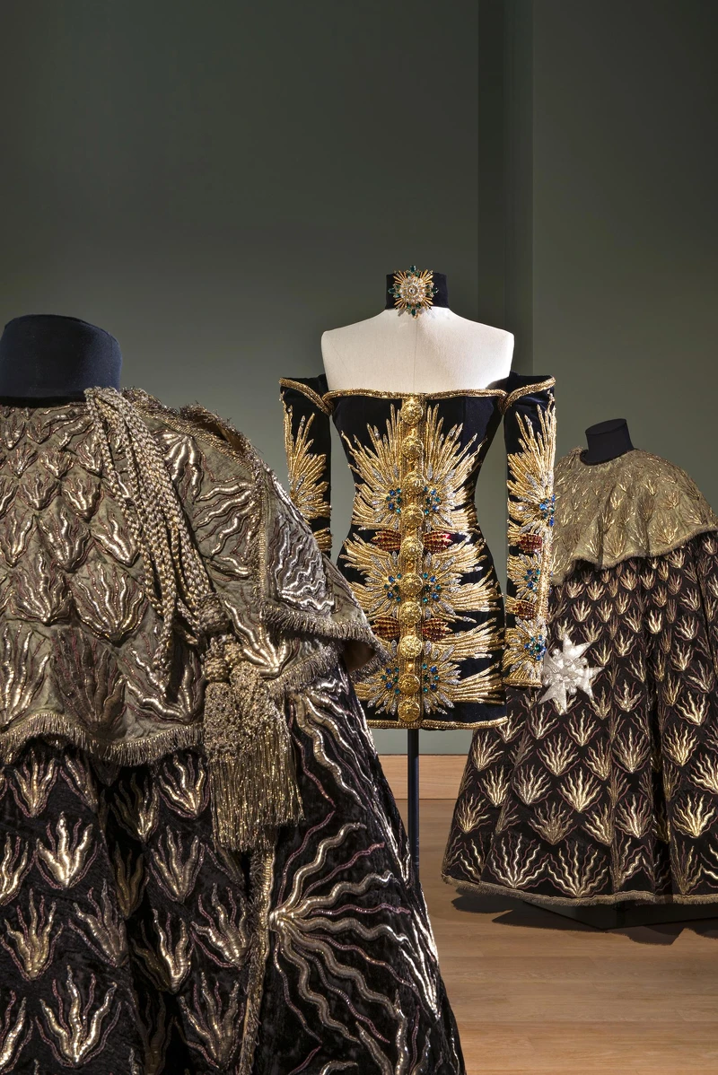Balmain,Oliver Rousteing,2023年,與1722年製聖袍並置(© Musée du Louvre—Nicolas Matheus)。