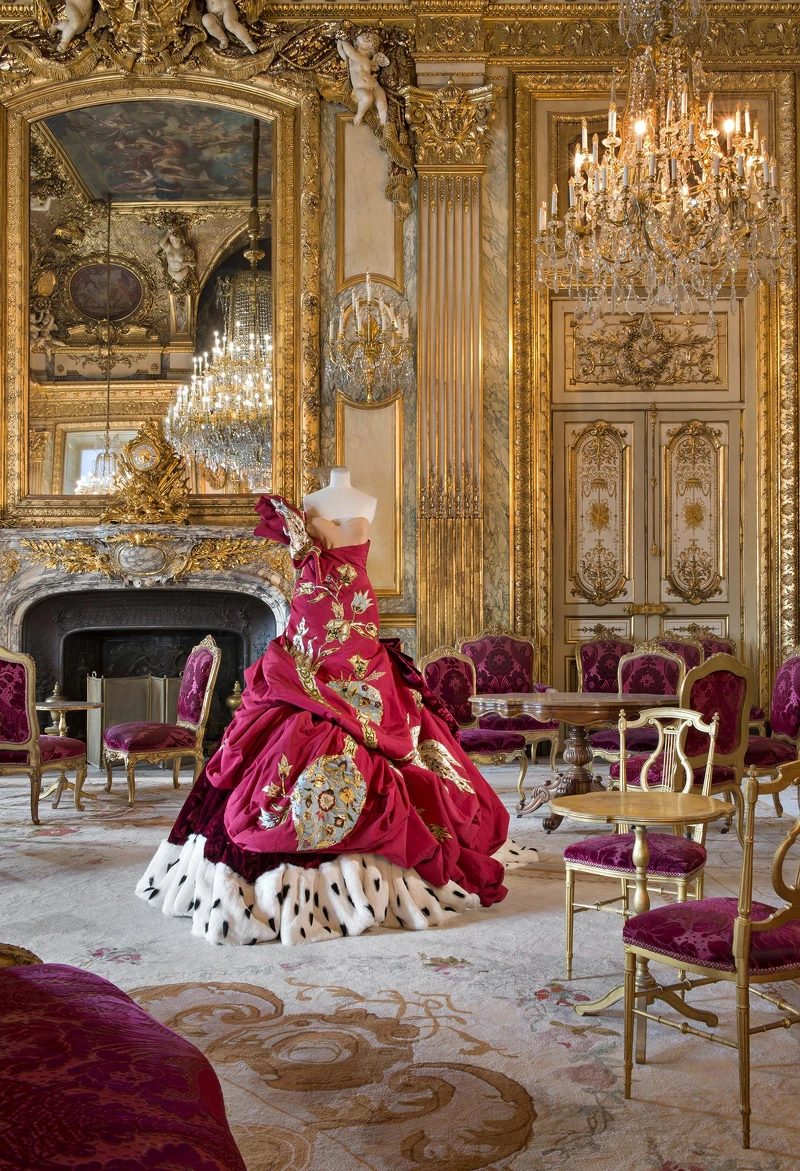 Dior，John Galliano，2004年（© Musée&nbsp;du Louvre—Nicolas Matheus）。