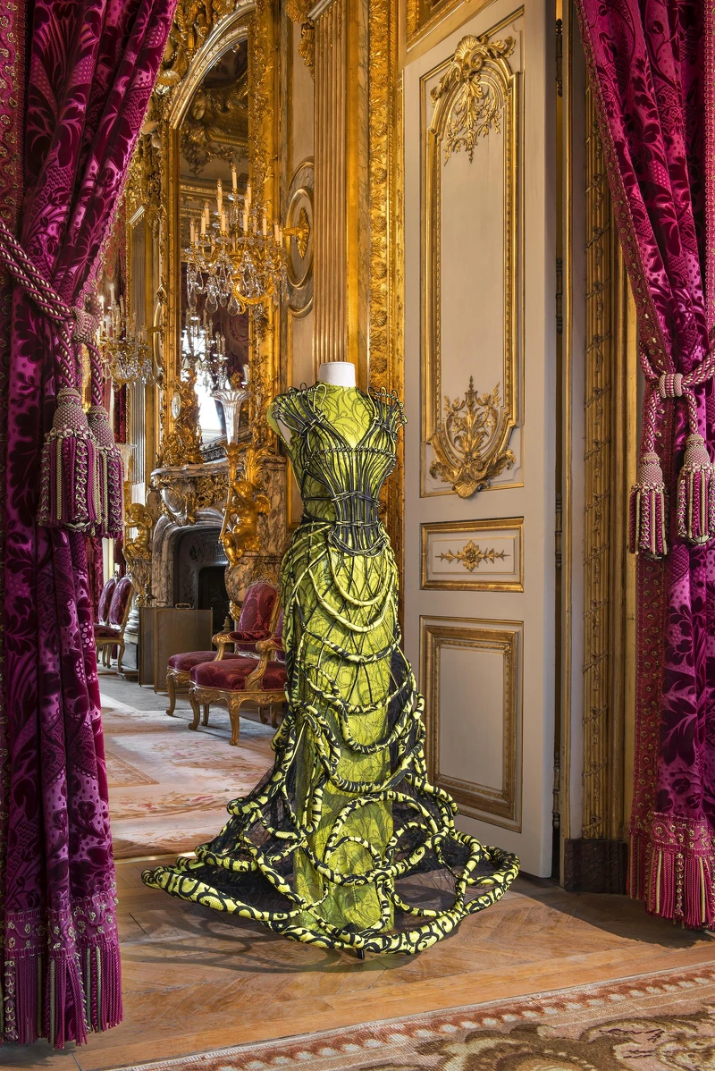 Jean Paul Gaultier設計於2008年之作品,擺置於拿破崙三世寓所(© Musée du Louvre—Nicolas Matheus)。