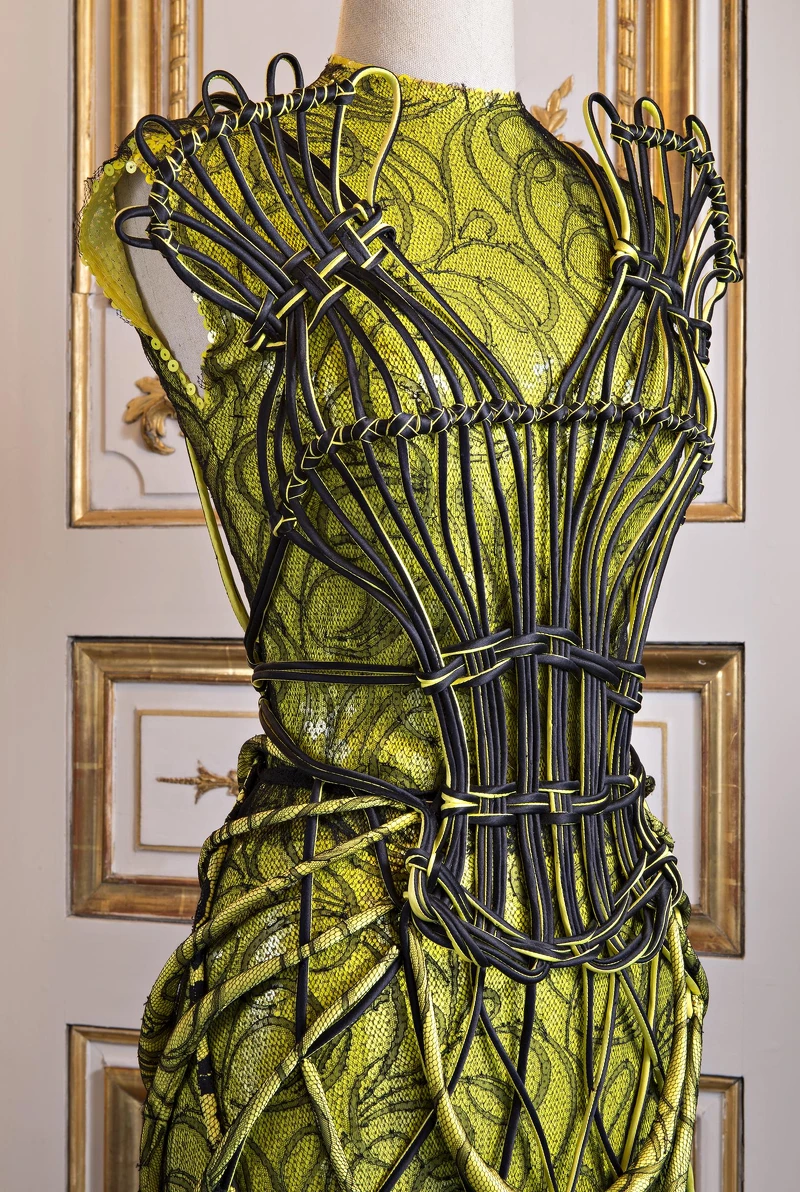 Jean Paul Gaultier設計於2008年之作品,擺置於拿破崙三世寓所(© Musée du Louvre—Nicolas Matheus)。