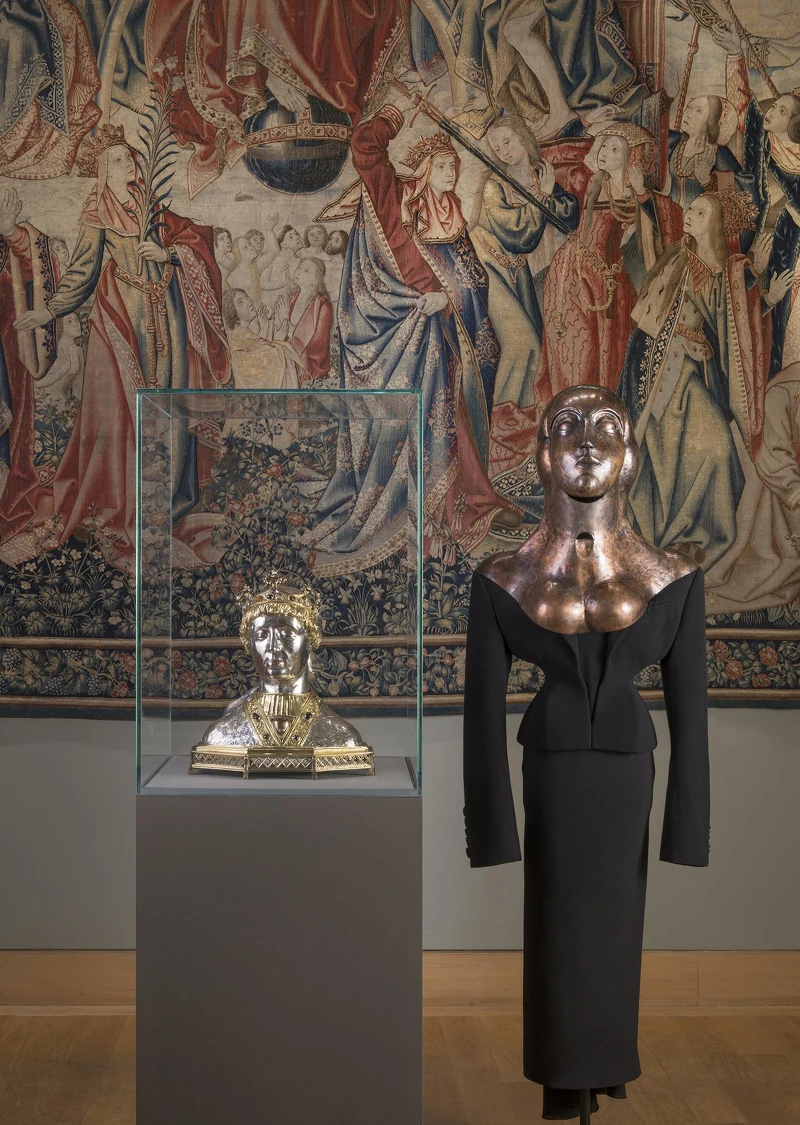 Schiaparelli 2023年由Daniel Roseberry操刀之春夏高訂，與1500—1515年〈Buste- Reliquaire: Saint〉並置（© Musée du Louvre—Nicolas Matheus）。