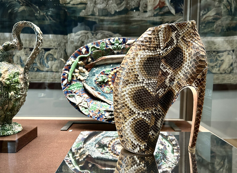 Alexander McQueen 2010年春夏系列柏拉圖的亞特蘭提斯（Plato’s Atlantis）「犰狳鞋（Armadillo）」與法國胡格諾派陶藝家Bernard Palissy以動物浮雕造型製造的〈Oval bowl〉。