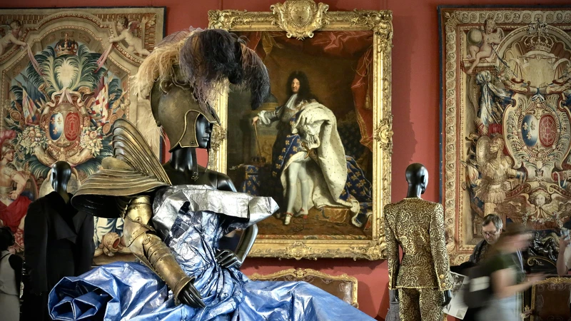 展示於《路易十四肖像》展廳的Christian Dior（© Musée du Louvre—Nicolas Bousser）。