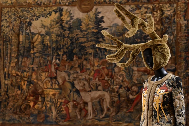 逾百件高級訂製服分置於各個展間內，民眾可從高訂上的圖樣與常設展品找出對應。