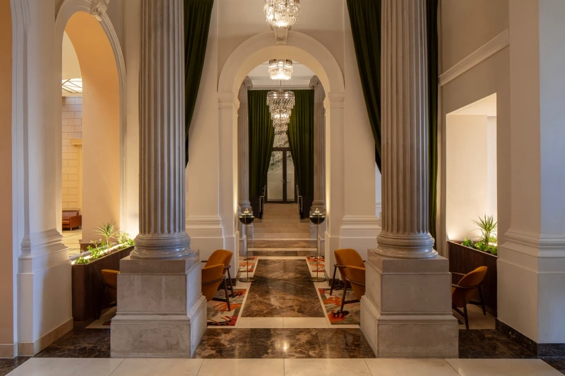 空間保留下大理石地板、愛奧尼亞式柱列。
