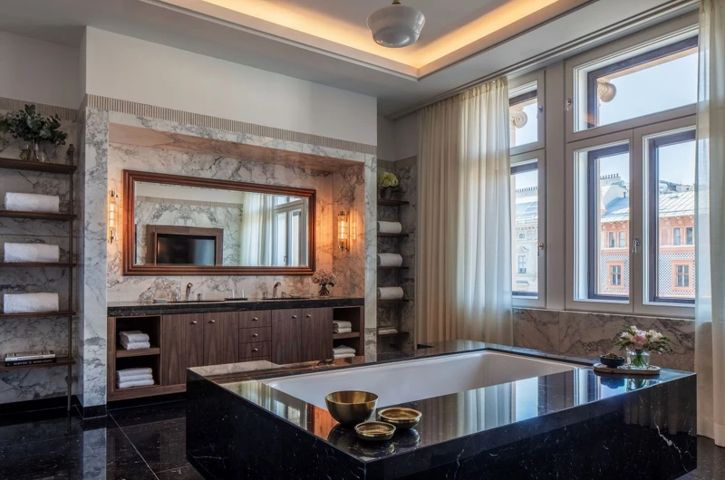 總通套房浴室。