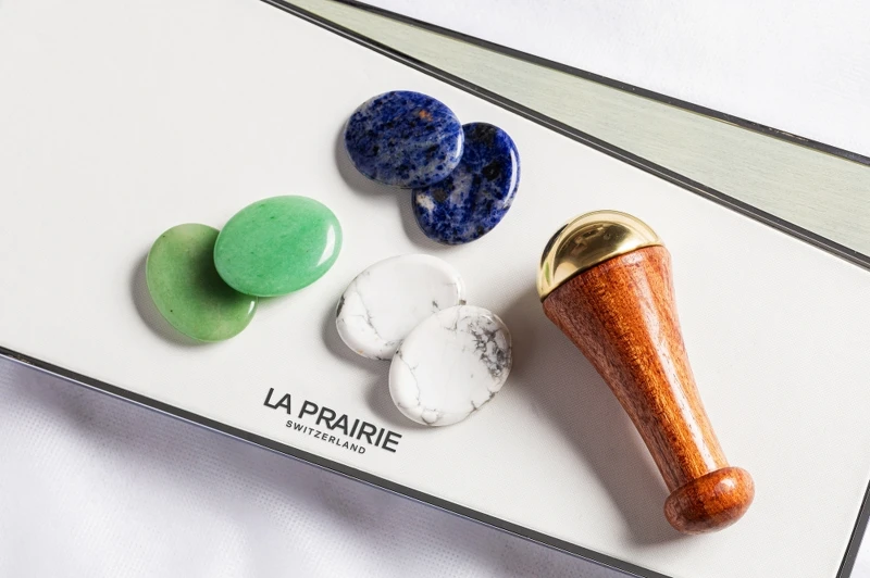 天然水晶石與阿育吠陀康沙棒。 天然水晶石與阿育吠陀康沙棒。