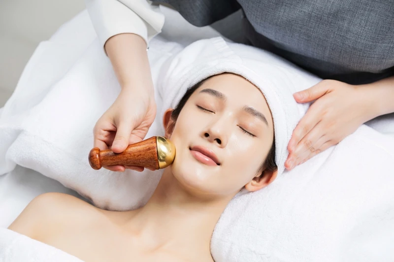 釋壓阿育吠陀康沙棒臉部按摩。 釋壓阿育吠陀康沙棒臉部按摩。