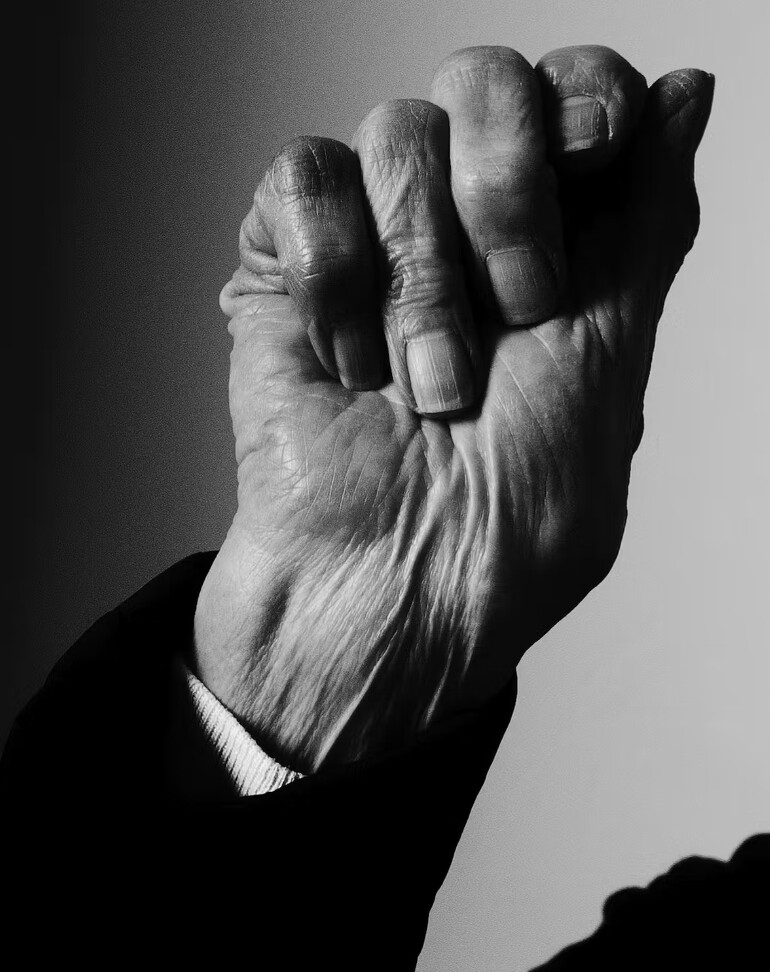 攝影師Jack Davison於2019年拍攝奧斯卡影后葛倫達傑克森,當時就曾以手部的特寫捕抓影后的動人肢體語言。 攝影師Jack Davison於2019年拍攝奧斯卡影后葛倫達傑克森,當時就曾以手部的特寫捕抓影后的動人肢體語言。