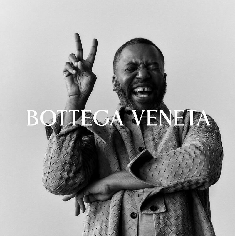 這次參與攝影計劃的其中一位別具意義,這位Edward Buchanan曾於1995至2000年擔任Bottega Veneta設計總監,推出品牌首個成衣系列,特地回來共襄盛舉BV的週年誌慶。 這次參與攝影計劃的其中一位別具意義,這位Edward Buchanan曾於1995至2000年擔任Bottega Veneta設計總監,推出品牌首個成衣系列,特地回來共襄盛舉BV的週年誌慶。