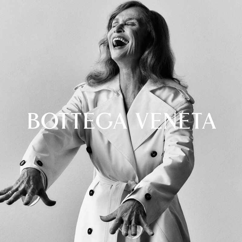 Lauren Hutton在1980年電影《美國舞男》中曾經攜帶Intrecciato手拿包出鏡,成為這項工藝傳遍全球的轉捩點。此次再度攜手,可說是對品牌傳承與文化軌跡的回望與延續。 Lauren Hutton在1980年電影《美國舞男》中曾經攜帶Intrecciato手拿包出鏡,成為這項工藝傳遍全球的轉捩點。此次再度攜手,可說是對品牌傳承與文化軌跡的回望與延續。