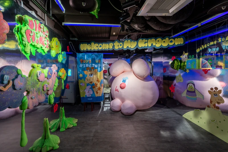 誠品生活武昌｜全台首間大人版「玩具反斗城」，精選時下熱門的《排球少年》、《吉伊卡哇》等IP商品，以及台灣藝術家KINGJUN獨家聯名限定展售區。