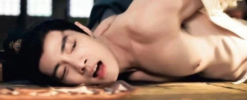 肖戰在後續劇情裡，上半身前後肌肉全都露。