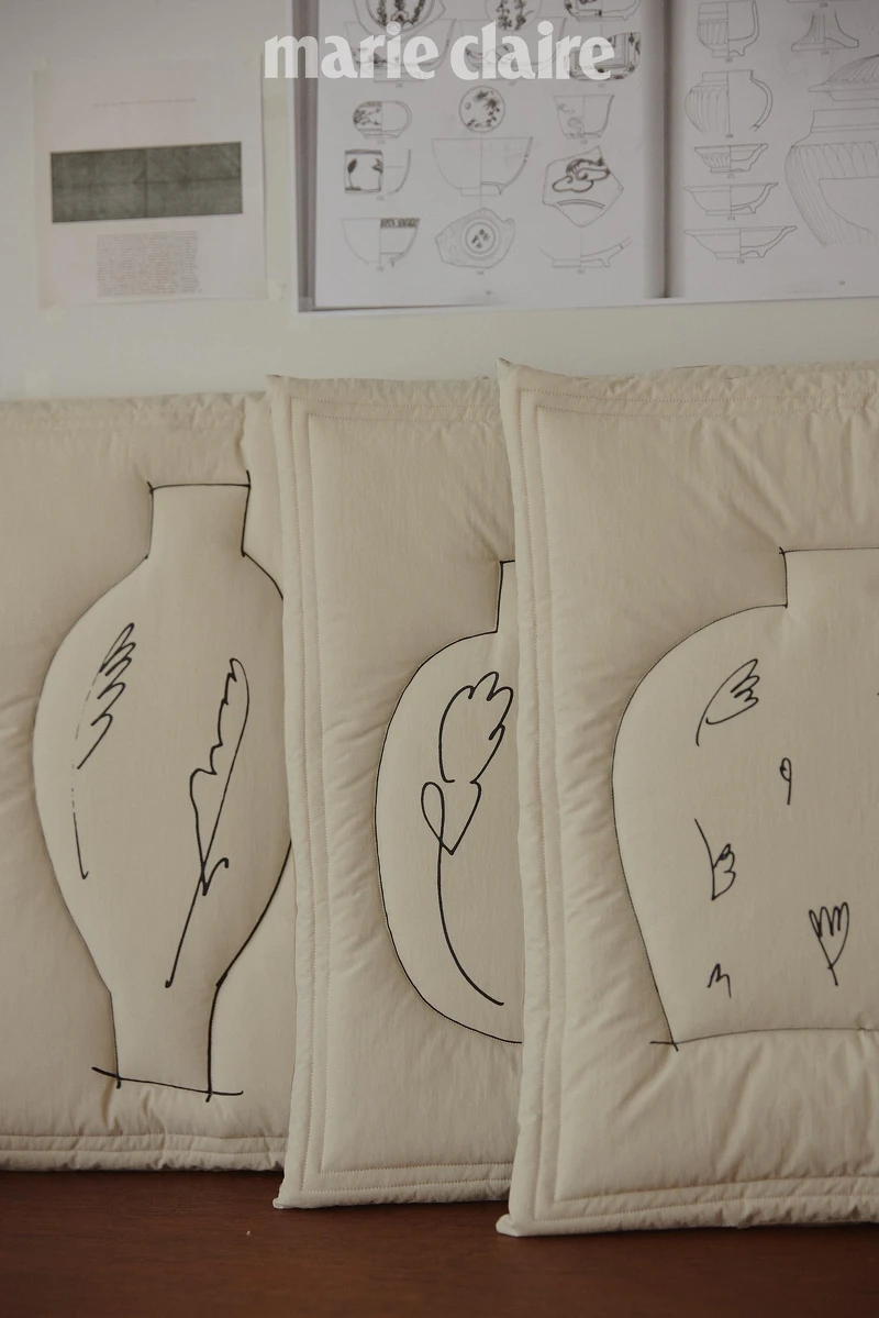 《Vessel》系列是從前一檔展覽中繪製的600張手繪邀請卡中,選出6張轉化為全新作品。 《Vessel》系列是從前一檔展覽中繪製的600張手繪邀請卡中,選出6張轉化為全新作品。