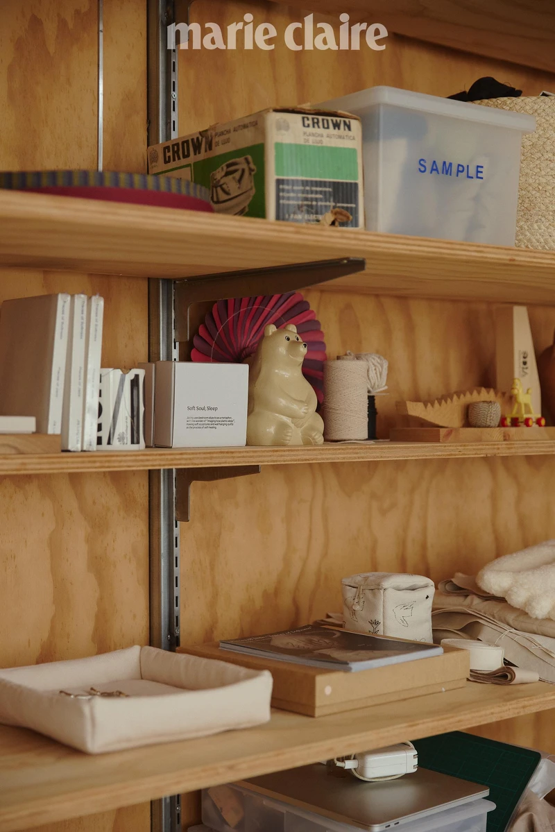 架上是佳玲旅英時期,來自歐洲各國的旅行收藏,以及朋友們送的禮物,像是古董熨斗、芬蘭的小熊撲滿等。 架上是佳玲旅英時期,來自歐洲各國的旅行收藏,以及朋友們送的禮物,像是古董熨斗、芬蘭的小熊撲滿等。