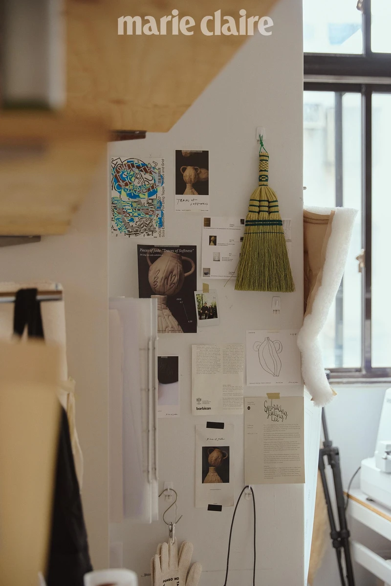 工作室中的點綴包含可愛家飾品以及柱子展覽的邀請卡,保存了不同時期的回憶。 工作室中的點綴包含可愛家飾品以及柱子展覽的邀請卡,保存了不同時期的回憶。