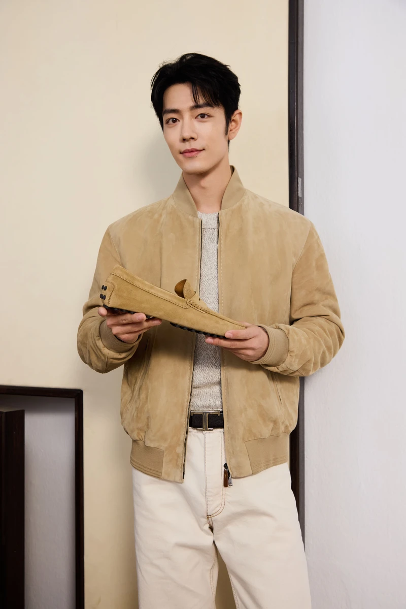 肖戰演繹TOD’S《ITALIAN HANDS》形象,身穿麂皮外套搭配Gommino豆豆鞋 肖戰演繹TOD’S《ITALIAN HANDS》形象,身穿麂皮外套搭配Gommino豆豆鞋