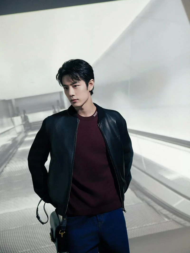 肖戰GUCCI秀前機場穿搭細節,搭配酒紅色上衣 肖戰GUCCI秀前機場穿搭細節,搭配酒紅色上衣