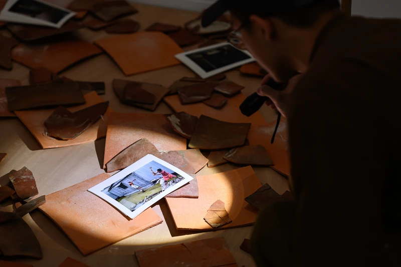 萬迪・拉塔納 (Vandy RATTANA),〈夜之花園:注意時間與現實之間的縫隙〉(新北市美術館提供,攝影:王世邦。) 萬迪・拉塔納 (Vandy RATTANA),〈夜之花園:注意時間與現實之間的縫隙〉(新北市美術館提供,攝影:王世邦。)