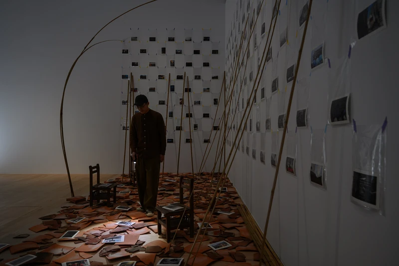 萬迪・拉塔納 (Vandy RATTANA),〈夜之花園:注意時間與現實之間的縫隙〉(新北市美術館提供,攝影:王世邦。) 萬迪・拉塔納 (Vandy RATTANA),〈夜之花園:注意時間與現實之間的縫隙〉(新北市美術館提供,攝影:王世邦。)