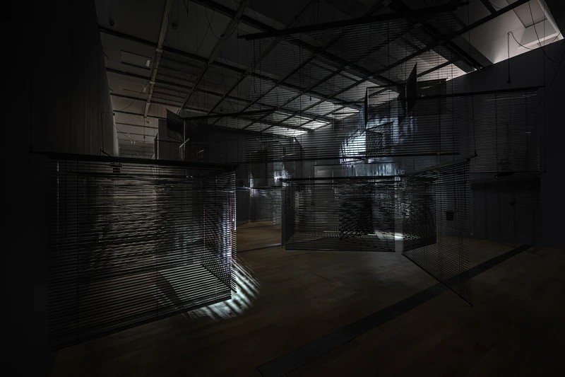 梁慧圭 (Haegue YANG),〈堡壘要塞〉(Cittadella),2011。(新北市美術館提供,攝影:王世邦。) 梁慧圭 (Haegue YANG),〈堡壘要塞〉(Cittadella),2011。(新北市美術館提供,攝影:王世邦。)