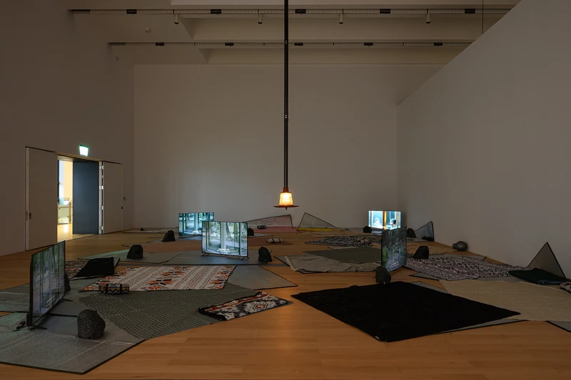 你哥影視社( Your Bros. Filmmaking Group),〈公園〉Taman-taman (Park),2025。(新北市美術館提供,攝影:王世邦。) 你哥影視社( Your Bros. Filmmaking Group),〈公園〉Taman-taman (Park),2025。(新北市美術館提供,攝影:王世邦。)