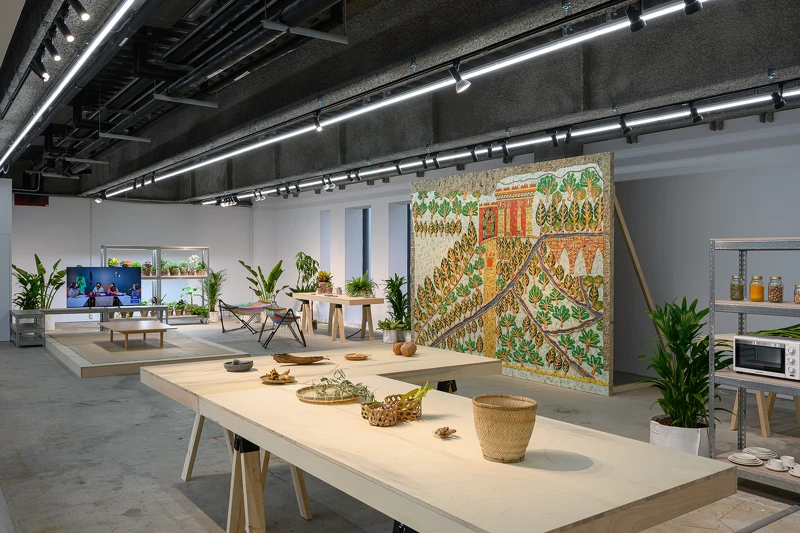 麥克.拉克威茨 (Michael RAKOWITZ),〈北方的等候花園〉(The Waiting Gardens of the North),2024-2025。(新北市美術館提供,攝影:王世邦。) 麥克.拉克威茨 (Michael RAKOWITZ),〈北方的等候花園〉(The Waiting Gardens of the North),2024-2025。(新北市美術館提供,攝影:王世邦。)