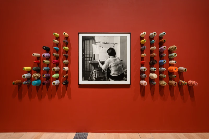 侯淑姿(HOU Lulu Shur-tzy, 1962–2023),〈青春編織曲(一)〉(Labors and Labels I),1997。(新北市美術館提供,攝影:王世邦。) 侯淑姿(HOU Lulu Shur-tzy, 1962–2023),〈青春編織曲(一)〉(Labors and Labels I),1997。(新北市美術館提供,攝影:王世邦。)