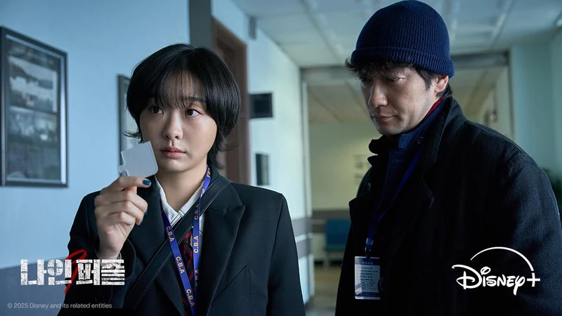 尹異羅辦案的方式獨特,連嫌疑犯徐良熙都因此被吸引而露出馬腳。 尹異羅辦案的方式獨特,連嫌疑犯徐良熙都因此被吸引而露出馬腳。