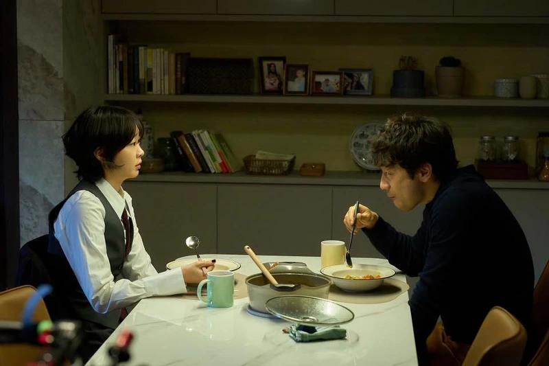 兩人在犯罪側寫及辦案的途中,也漸漸產生了些曖昧的火花。 兩人在犯罪側寫及辦案的途中,也漸漸產生了些曖昧的火花。