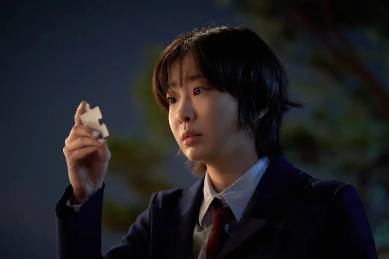 尹異羅誰都不信任,甚至連自己都懷疑成嫌疑犯。 尹異羅誰都不信任,甚至連自己都懷疑成嫌疑犯。