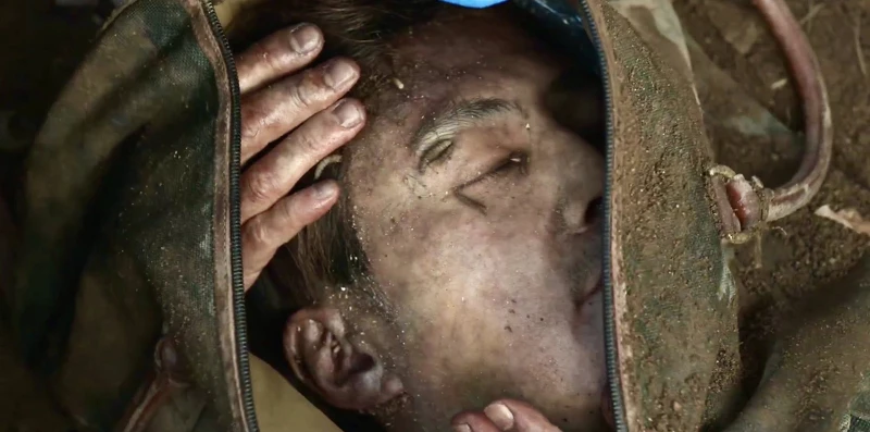 連環殺人事件的第4位受害者,姜治穆(李熙俊飾演)的頭顱。 連環殺人事件的第4位受害者,姜治穆(李熙俊飾演)的頭顱。