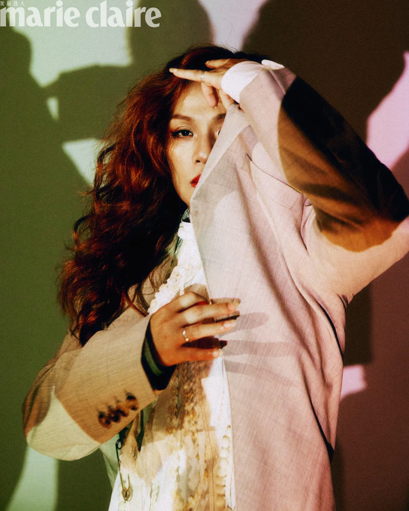 卡其色迴紋針西裝外套、白色繩結拼接式襯衫裙、卡其色抓褶短裙、黑色軍靴,All by Moschino。 卡其色迴紋針西裝外套、白色繩結拼接式襯衫裙、卡其色抓褶短裙、黑色軍靴,All by Moschino。