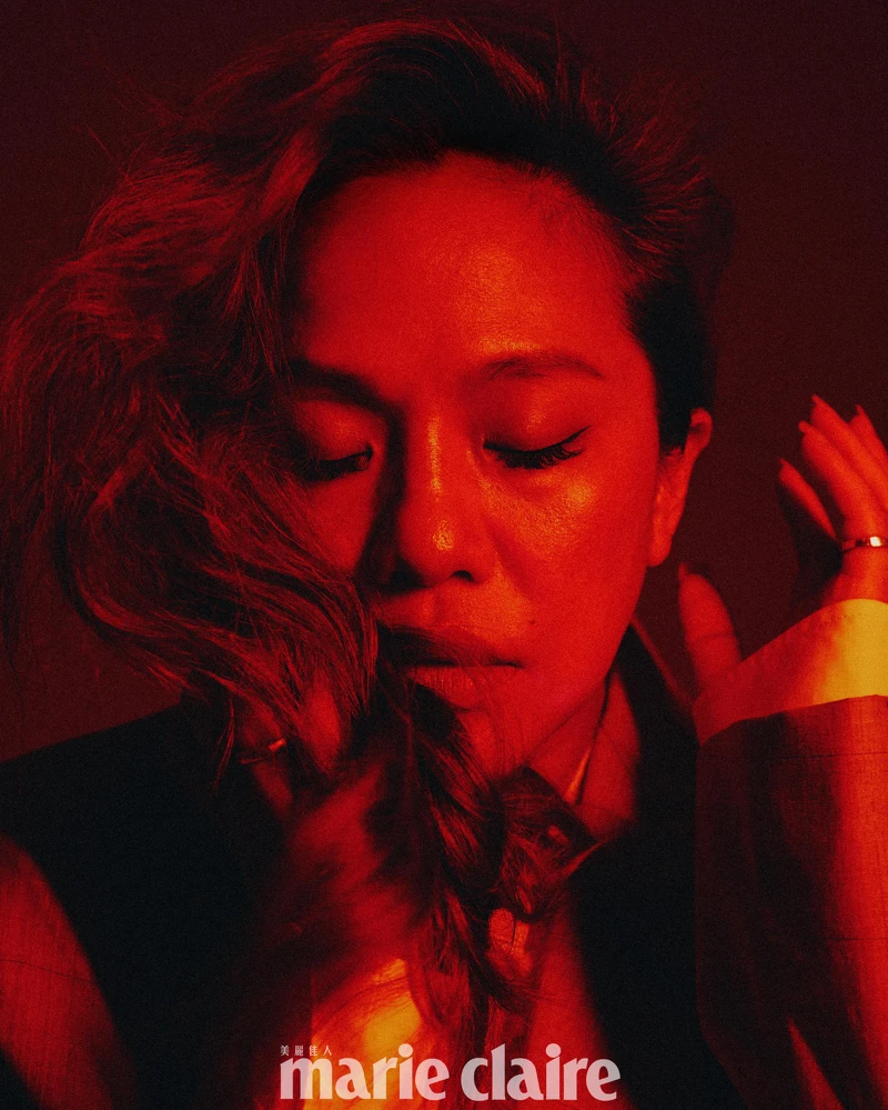 卡其色迴紋針西裝外套、白色繩結拼接式襯衫裙、卡其色抓褶短裙、黑色軍靴,All by Moschino。 卡其色迴紋針西裝外套、白色繩結拼接式襯衫裙、卡其色抓褶短裙、黑色軍靴,All by Moschino。