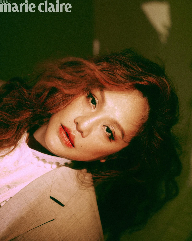 卡其色迴紋針西裝外套、白色繩結拼接式襯衫裙、卡其色抓褶短裙、黑色軍靴,All by Moschino。 卡其色迴紋針西裝外套、白色繩結拼接式襯衫裙、卡其色抓褶短裙、黑色軍靴,All by Moschino。