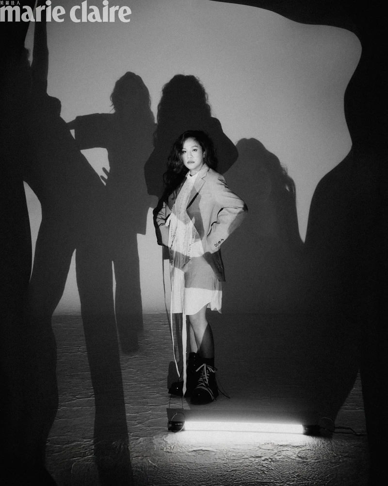 卡其色迴紋針西裝外套、白色繩結拼接式襯衫裙、卡其色抓褶短裙、黑色軍靴,All by Moschino。 卡其色迴紋針西裝外套、白色繩結拼接式襯衫裙、卡其色抓褶短裙、黑色軍靴,All by Moschino。