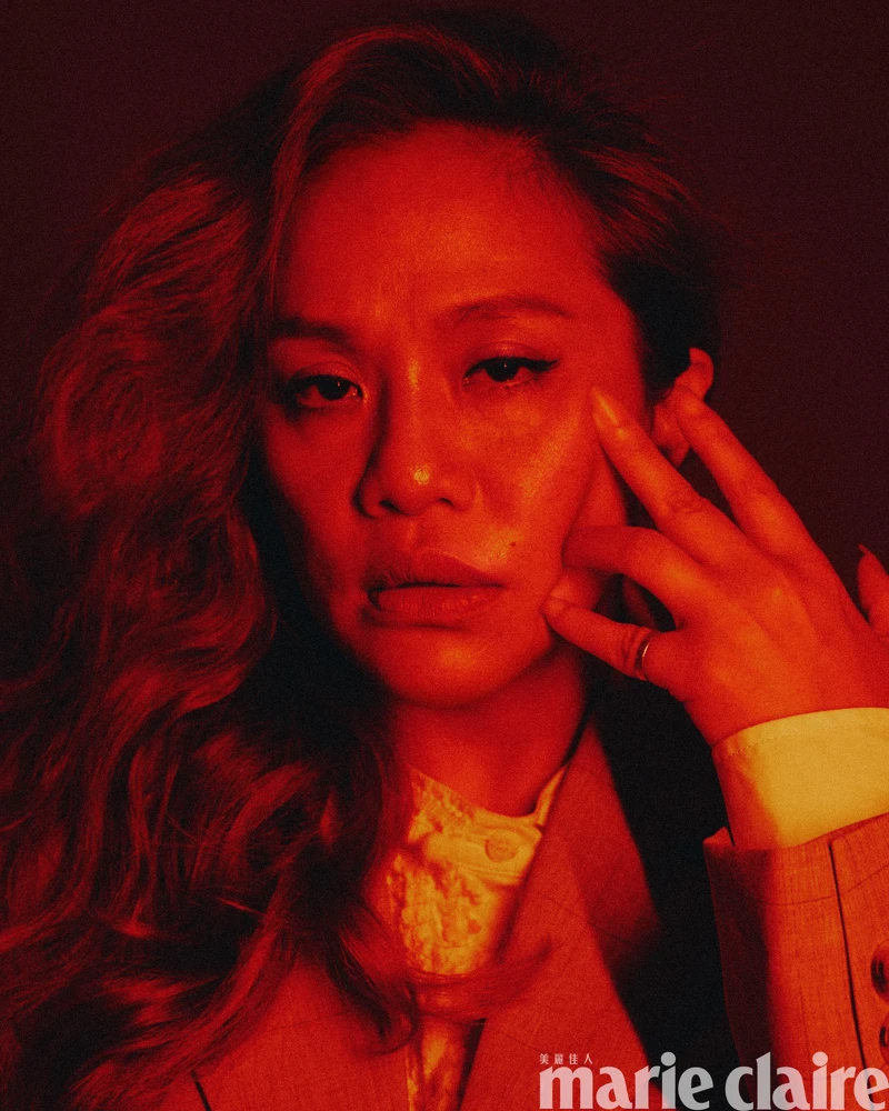 卡其色迴紋針西裝外套、白色繩結拼接式襯衫裙、卡其色抓褶短裙、黑色軍靴,All by Moschino。 卡其色迴紋針西裝外套、白色繩結拼接式襯衫裙、卡其色抓褶短裙、黑色軍靴,All by Moschino。