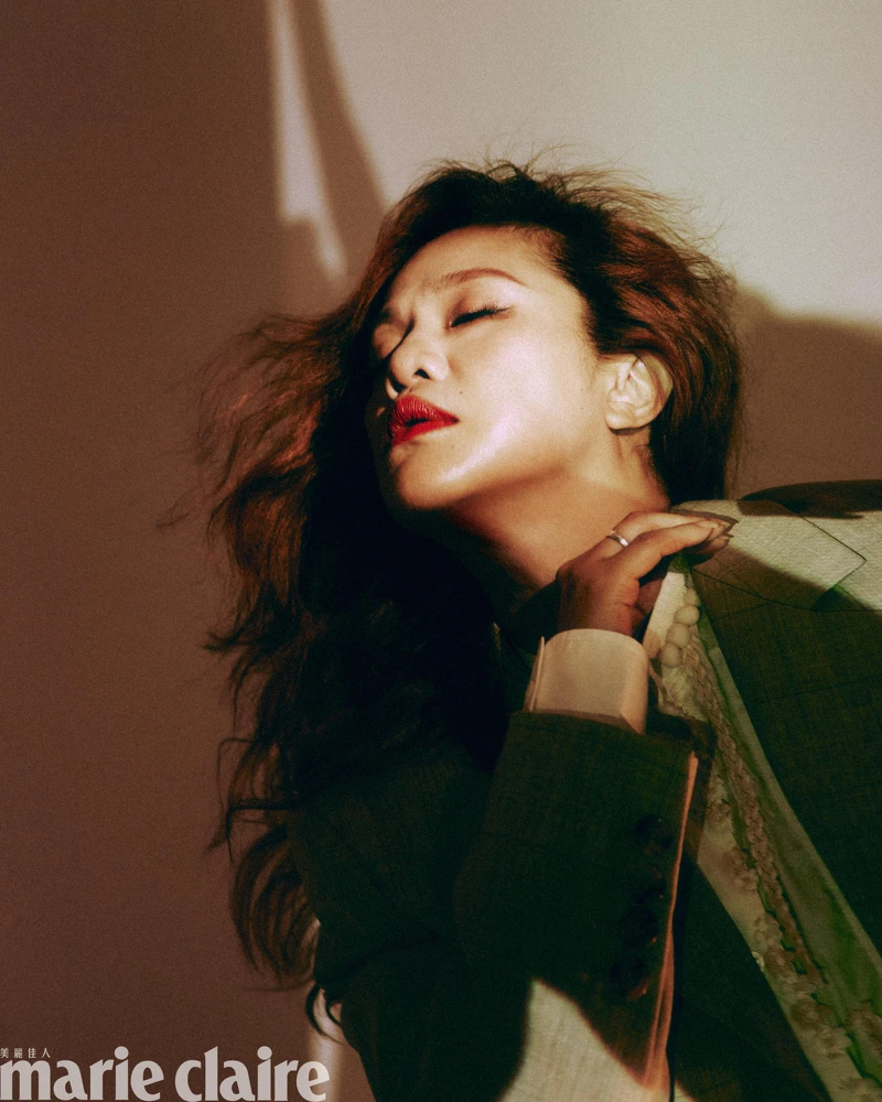 卡其色迴紋針西裝外套、白色繩結拼接式襯衫裙、卡其色抓褶短裙、黑色軍靴,All by Moschino。 卡其色迴紋針西裝外套、白色繩結拼接式襯衫裙、卡其色抓褶短裙、黑色軍靴,All by Moschino。