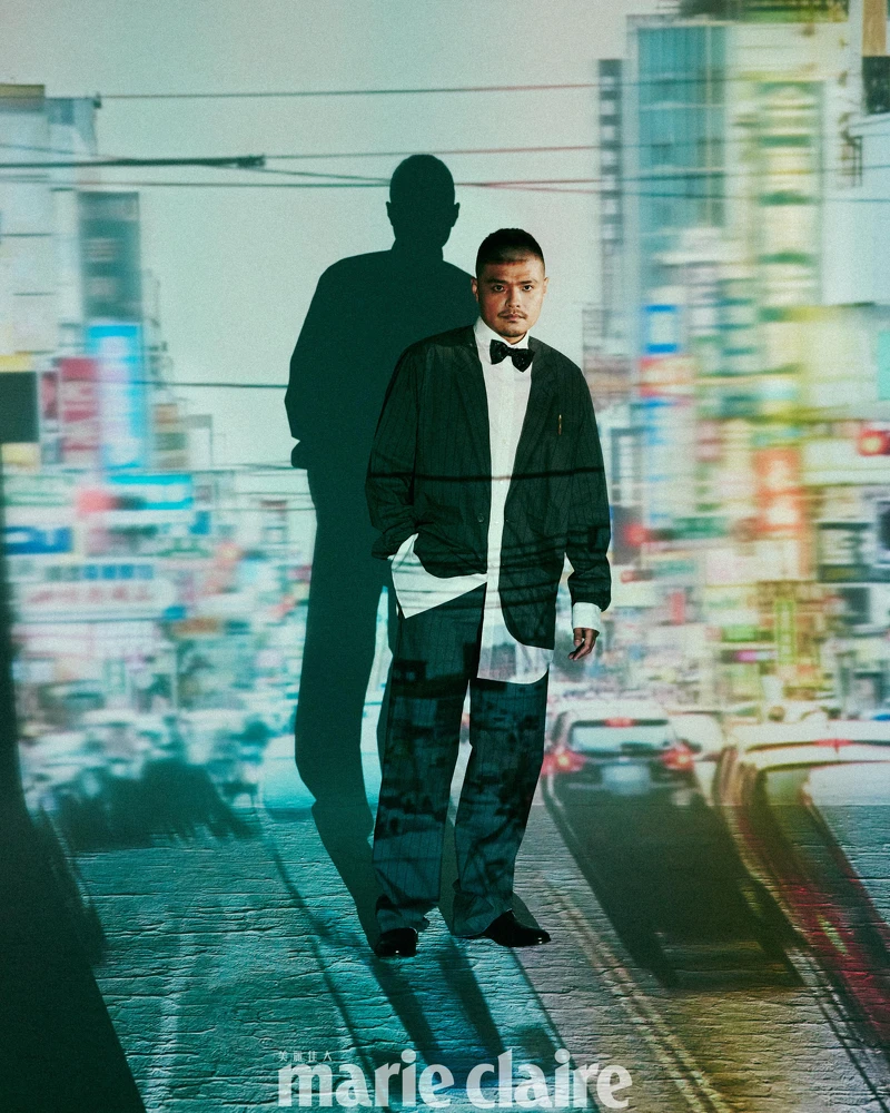 深灰色印花襯衫、深灰素面西裝褲,Both by Moschino;白色星星領結、黑色皮鞋,Both by Paul Smith。 深灰色印花襯衫、深灰素面西裝褲,Both by Moschino;白色星星領結、黑色皮鞋,Both by Paul Smith。