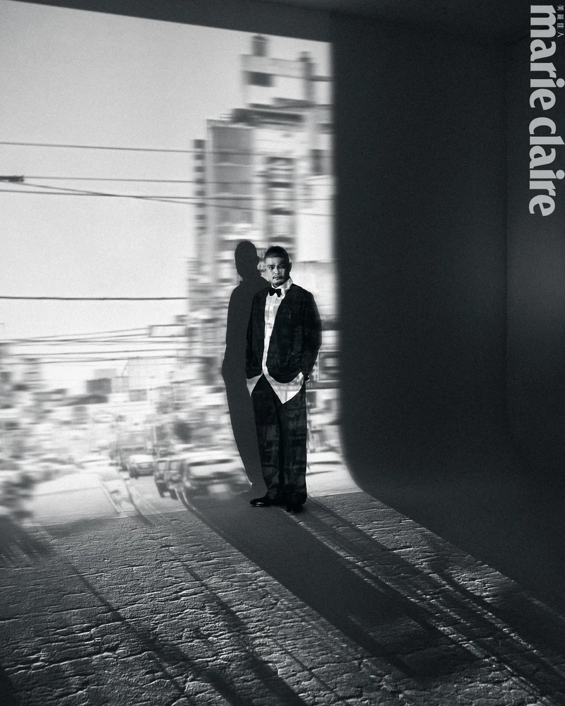 深灰色印花襯衫、深灰素面西裝褲,Both by Moschino;白色星星領結、黑色皮鞋,Both by Paul Smith。 深灰色印花襯衫、深灰素面西裝褲,Both by Moschino;白色星星領結、黑色皮鞋,Both by Paul Smith。