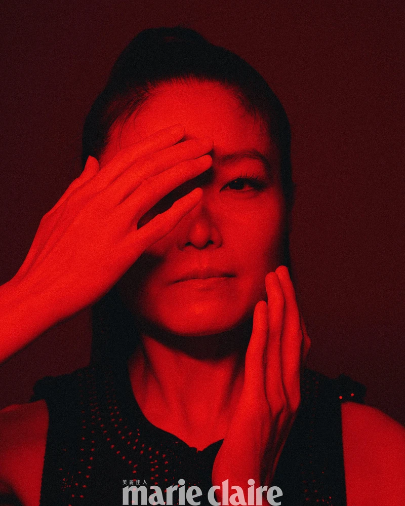 黑色流蘇背心洋裝,Sandro;黑色刺繡背心、耳環,both by H&M。 黑色流蘇背心洋裝,Sandro;黑色刺繡背心、耳環,both by H&M。