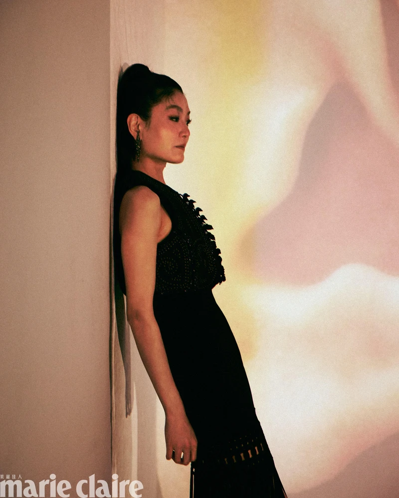 黑色流蘇背心洋裝,Sandro;黑色刺繡背心、耳環,both by H&M。 黑色流蘇背心洋裝,Sandro;黑色刺繡背心、耳環,both by H&M。