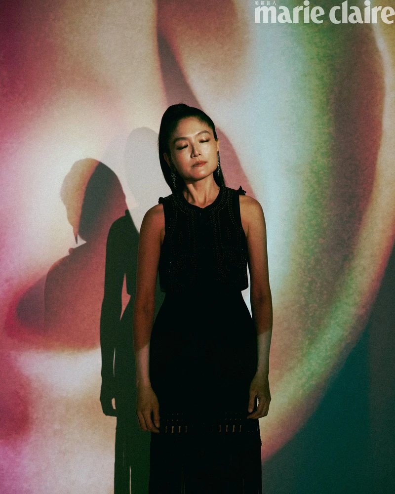 黑色流蘇背心洋裝,Sandro;黑色刺繡背心、耳環,both by H&M。 黑色流蘇背心洋裝,Sandro;黑色刺繡背心、耳環,both by H&M。