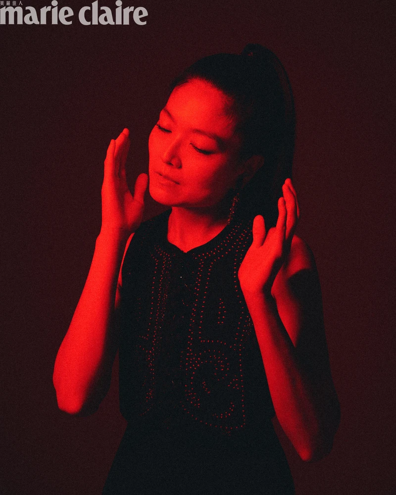 黑色流蘇背心洋裝,Sandro;黑色刺繡背心、耳環,both by H&M。 黑色流蘇背心洋裝,Sandro;黑色刺繡背心、耳環,both by H&M。