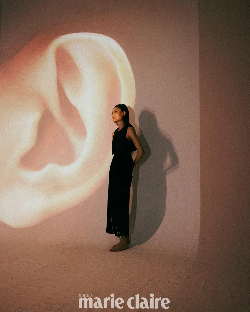 黑色流蘇背心洋裝,Sandro;黑色刺繡背心、耳環,both by H&M。 黑色流蘇背心洋裝,Sandro;黑色刺繡背心、耳環,both by H&M。