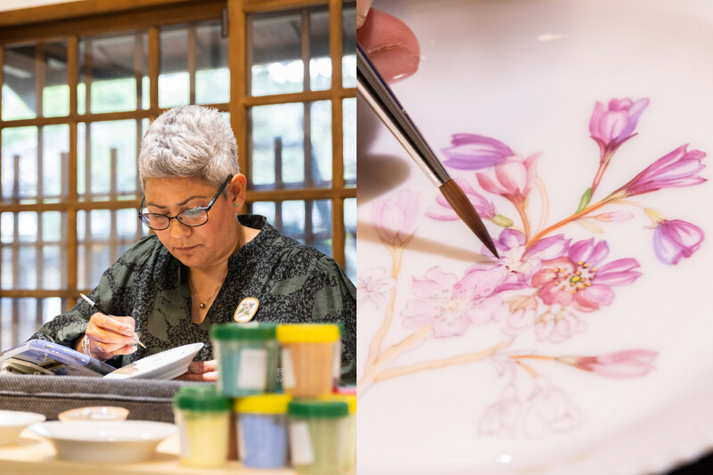 畫師創作在展覽現場展示繪畫工法。