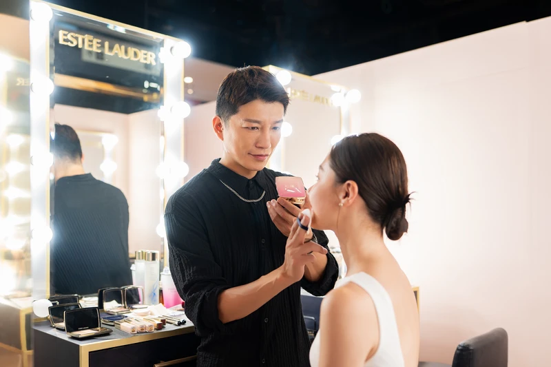 雅詩蘭黛粉持久冰紛玩色Café有專業妝髮團隊,一對一打造專屬於你最精緻的妝容。 雅詩蘭黛粉持久冰紛玩色Café有專業妝髮團隊,一對一打造專屬於你最精緻的妝容。