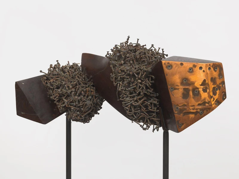 Jack Whitten|非裔美國人雷電(The Afro American Thunderbolt)|1983/1984|黑桑木、銅板與釘子|63.5 × 22.9 × 25.4 cm|© 由 Jack Whitten 遺產與 Hauser & Wirth 畫廊提供,攝影:Genevieve Hanson Jack Whitten|非裔美國人雷電(The Afro American Thunderbolt)|1983/1984|黑桑木、銅板與釘子|63.5 × 22.9 × 25.4 cm|© 由 Jack Whitten 遺產與 Hauser & Wirth 畫廊提供,攝影:Genevieve Hanson