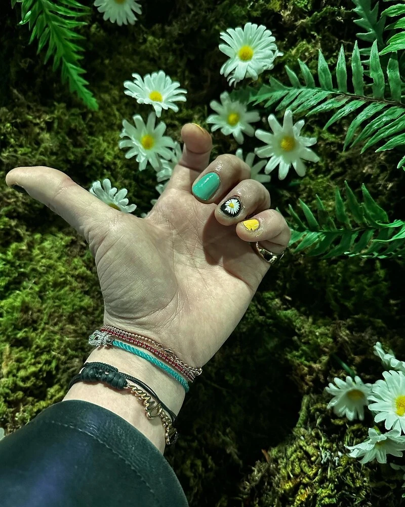 GD本人曬出的雛菊美甲，採用薄荷綠、黃色等鮮明色彩的撞色設計，特別吸睛。