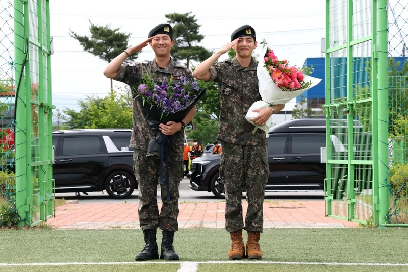 BTS成員V金泰亨以及隊長RM金南俊結束兵役。 BTS成員V金泰亨以及隊長RM金南俊結束兵役。